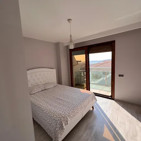 Alacati Muestakil Havuzlu Çeşme