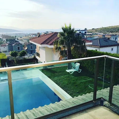 Alacati Muestakil Havuzlu Çeşme