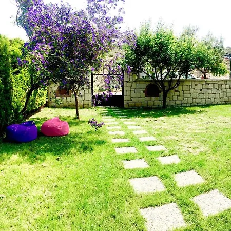 Alacati Muestakil Havuzlu