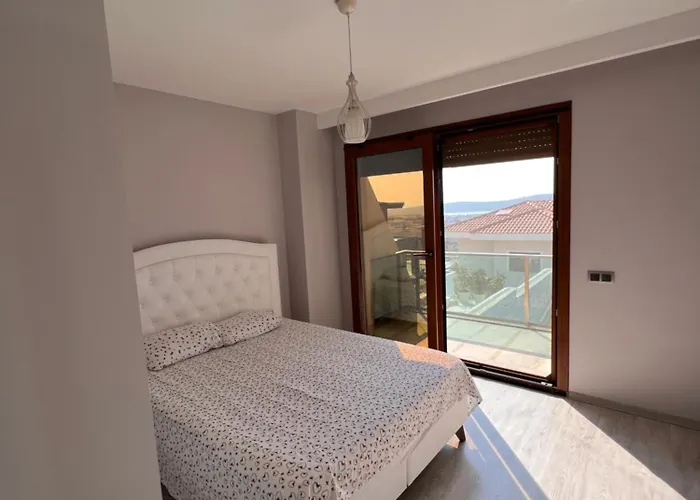 Alacati Muestakil Havuzlu Çeşme