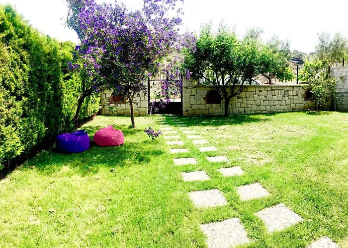 Alacati Muestakil Havuzlu